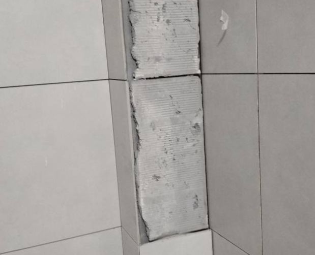 娄烦瓷砖空鼓维修公司分享下瓷砖施工前基层浇水润湿程度不足，可能导致以下问题
